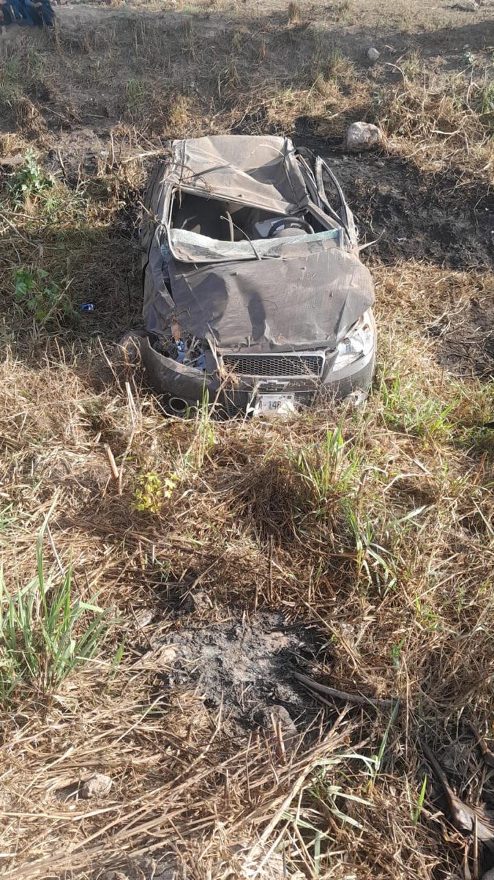 $!Joven queda herido de gravedad en volcadura sobre carretera Escuinapa-Teacapán