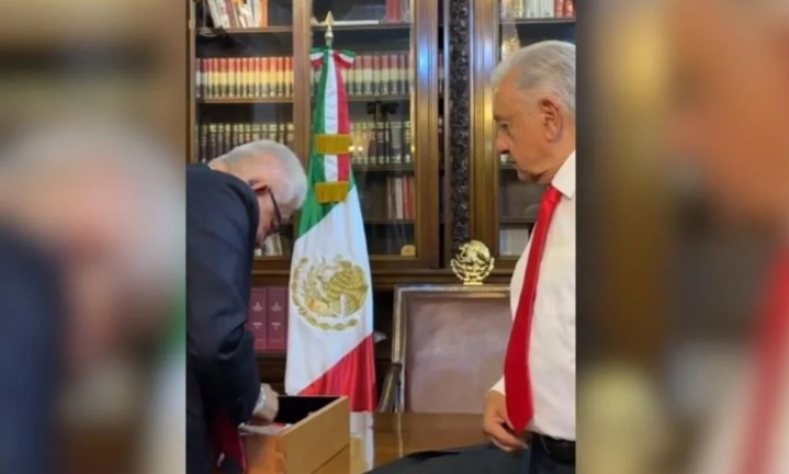 En un video publicado por AMLO se observa al ex secretario particular tomando la Banda Presidencial y colocándola en el pecho de su ex jefe.