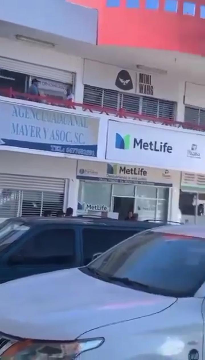 $!Desalojan plaza comercial por presuntas amenazas de grupo armado en la Benito Juárez, Culiacán