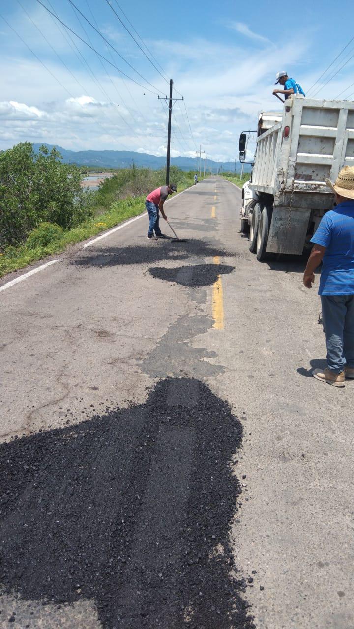 $!Podrían sancionar al Gobierno de Escuinapa por tapar hoyos en carretera