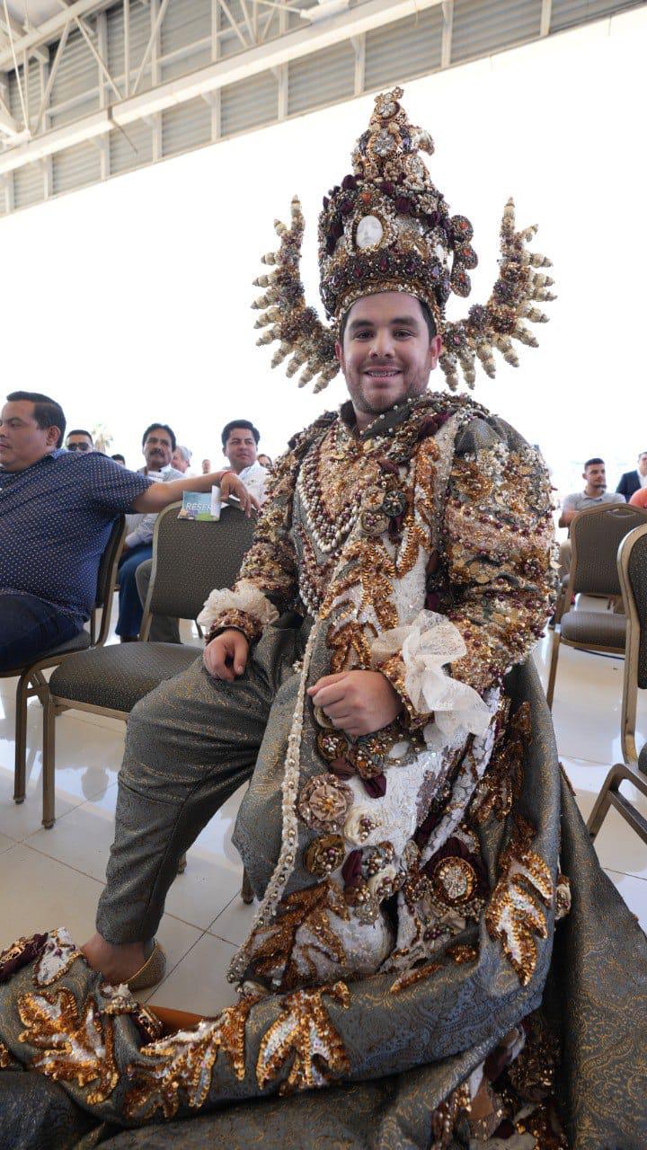 $!Víctor Quiroz, Rey del Carnaval de Mazatlán 2023, encabeza la bienvenida a los participantes en Infoagro Exhibition 2023.