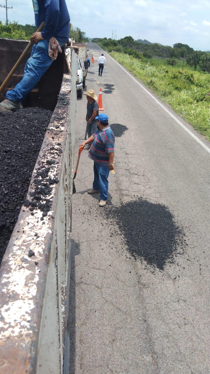 $!Podrían sancionar al Gobierno de Escuinapa por tapar hoyos en carretera