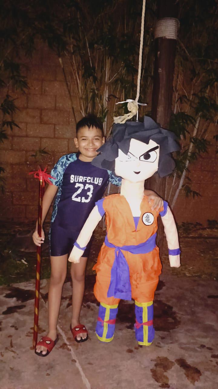 $!Bryan, junto a su piñata de ‘Dragon Ball Z’