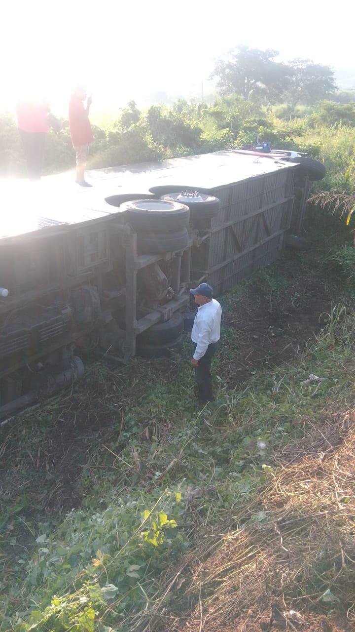 $!Chocan autobús de jornaleros y camioneta de reparto, hay varios heridos, en Rosario