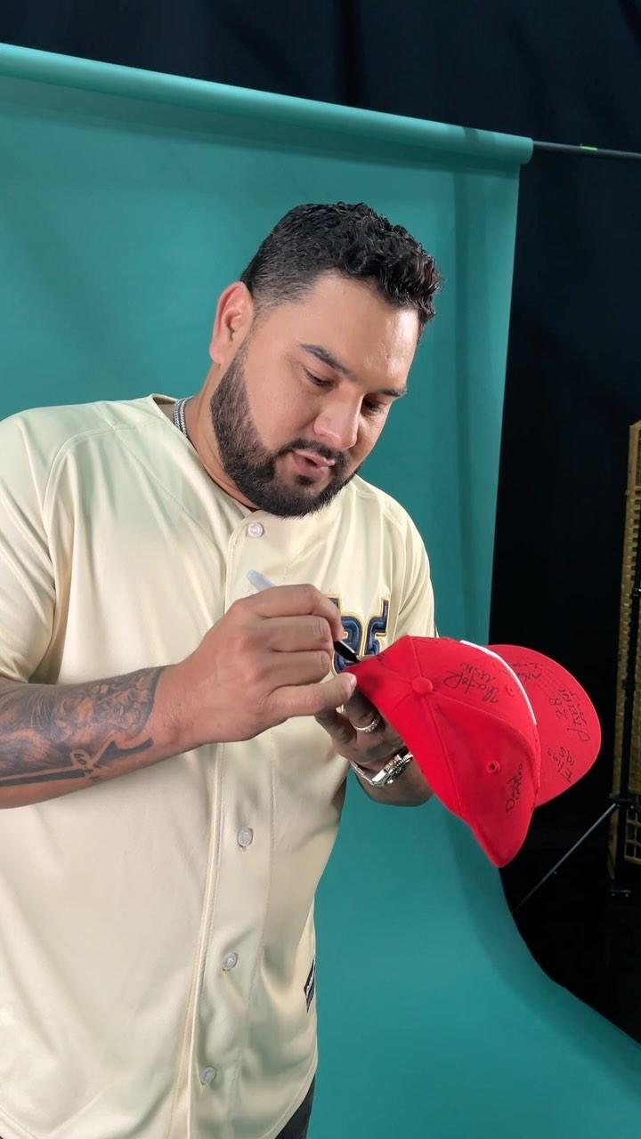 $!La agrupación estará rifando gorras autografiadas a los fans en sus redes sociales.