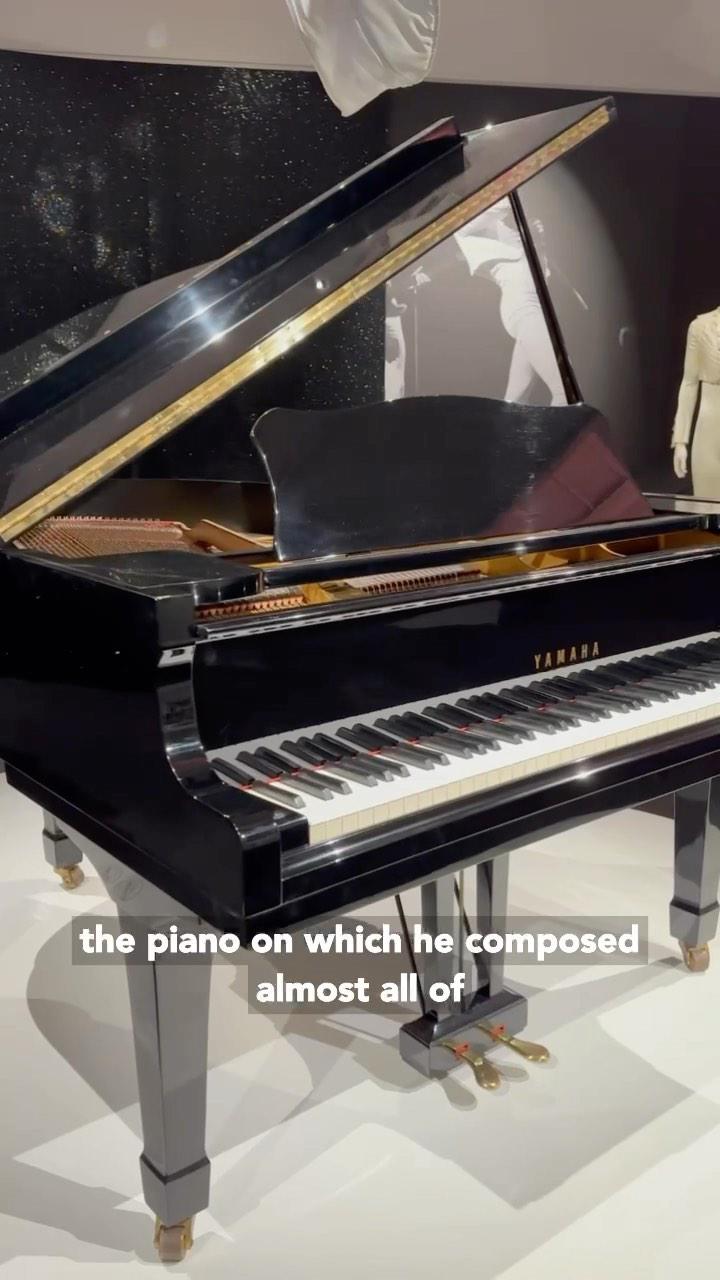 $!El piano Yamaha con el que Freddie escribió gran parte de su catálogo musical, alcanzó la cantidad de 2.2 millones de dólares.