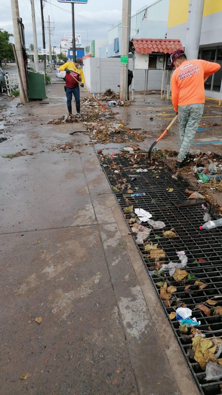 $!Precipitaciones dejaron mucha basura en Culiacán; se prevé posible formación de ciclón en los próximos días, alerta Protección Civil