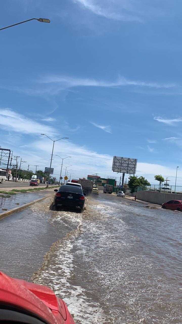 $!Se les mete el agua a sus negocios cada vez que llueve