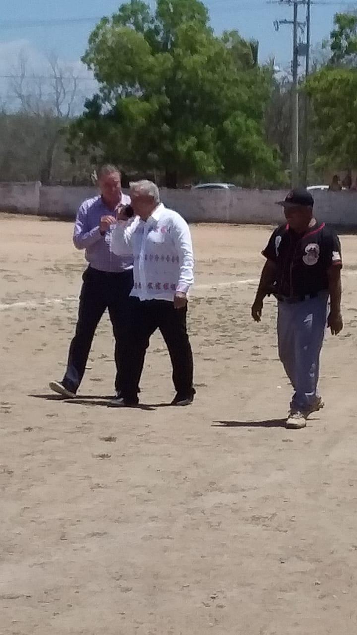 $!AMLO visita la Presa Picachos, y a su regreso, en la comunidad de La Cofradía batea en un juego de beisbol