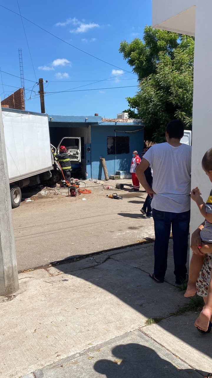 $!Camión pierde el control y choca contra vivienda en Culiacán