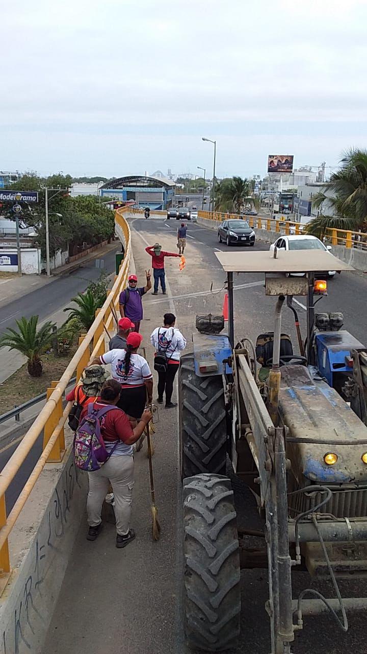 $!Limpia Gobierno municipal el puente vehicular de ‘La Corona’