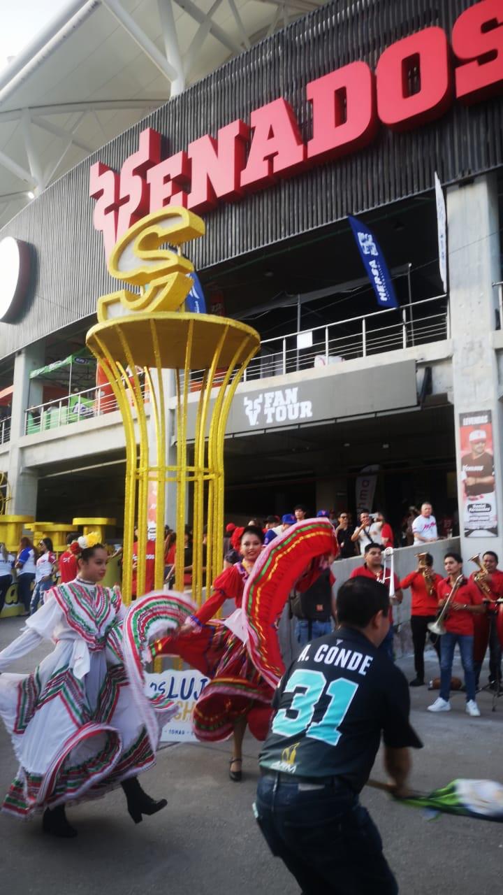 $!Un ‘carnaval’ se presenció afuera del Teodoro Mariscal en la inauguración de la LMP