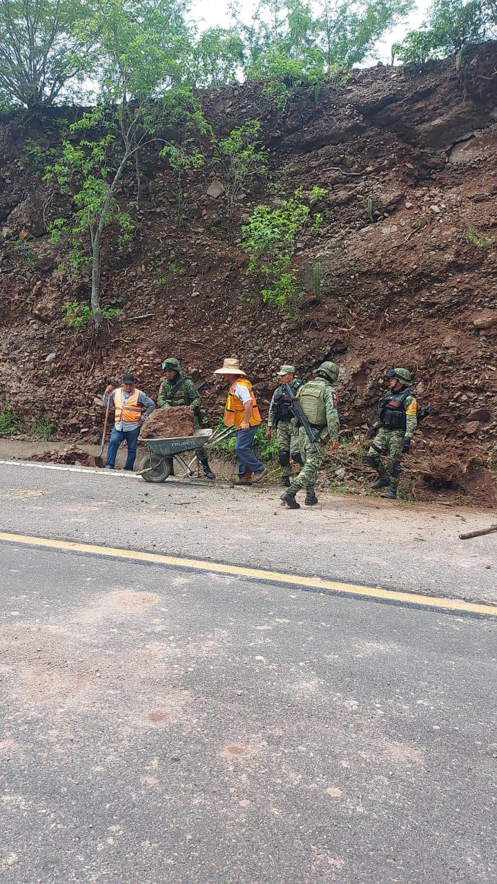 $!Ejército apoya a comunidad de Culiacán, Angostura y Elota afectadas por las lluvias