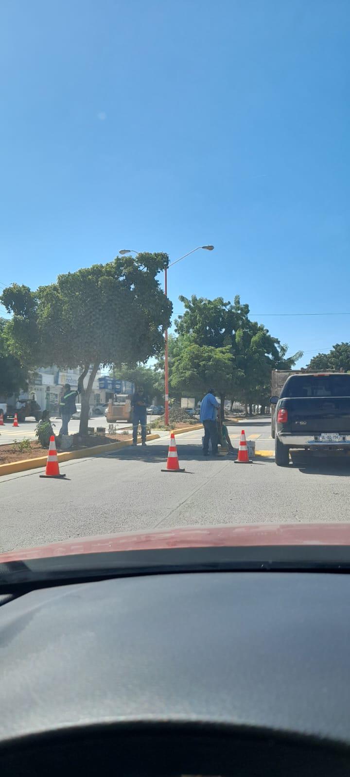 $!Alistan en Guamúchil llegada de López Obrador arreglando avenida frente al Hospital General