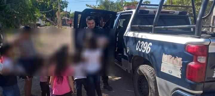 $!Niños de Culiacán reciben regalos navideños de parte de policías