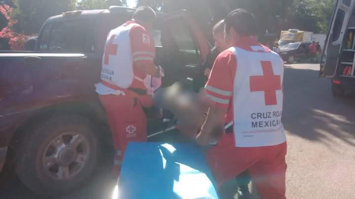 La mujer lesionado fue auxiliada por paramédicos de Cruz Roja, que la trasladaron a hospital.