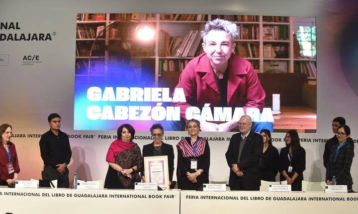 Gabriela Cabezón recibió el Premio Sor Juana Inés de la Cruz 2024.