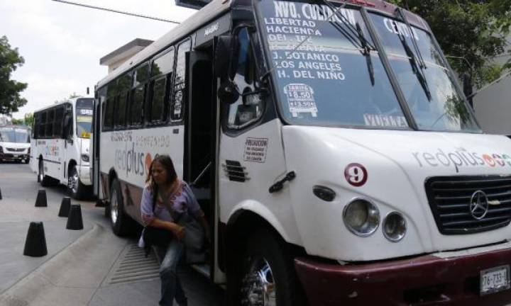 Transportistas advierten que hombres armados se han subido al transporte urbano buscando personas.