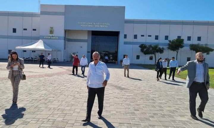 Jesús Estrada Ferreiro, ex Alcalde de Culiacán, saliendo de una audiencia.