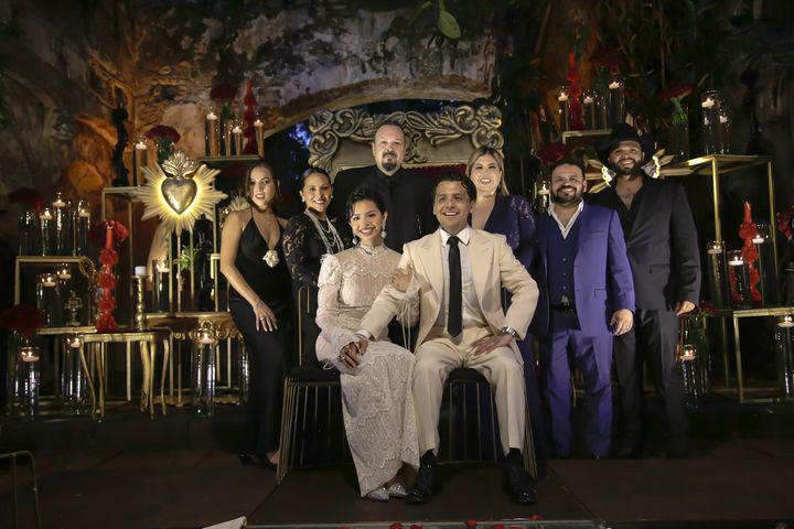 $!Los enamorados celebraron su enlace matrimonial en la opulenta hacienda San Gabriel de las Palmas, aquí acompañados de sus familias.