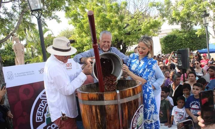 Autoridades ayudaron el domingo en la elaboración de un raspado de 120 litros en la Feria del Raspado 2023 en Concordia.