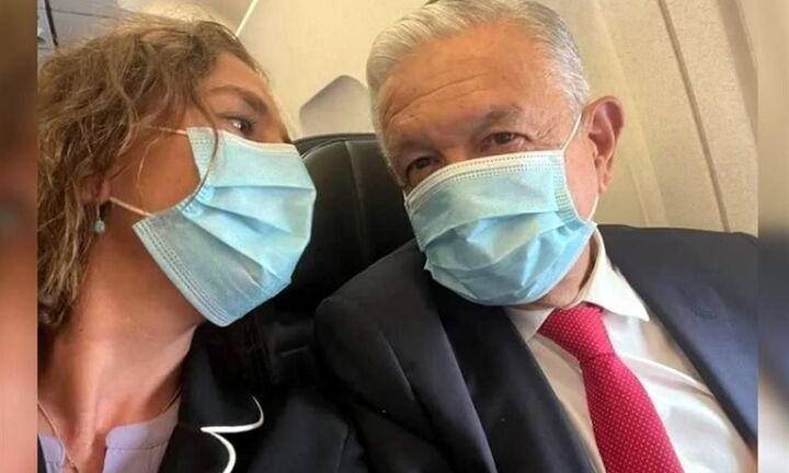 Beatriz Gutiérrez Müller junto a Andrés Manuel López Obrador en el viaje hacia Estados Unidos.