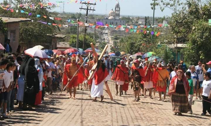 Este viacrucis cuenta con alrededor de 100 personas participando, entre los que están los que personifican a Jesús, los apóstoles, los fariseos y los soldados.