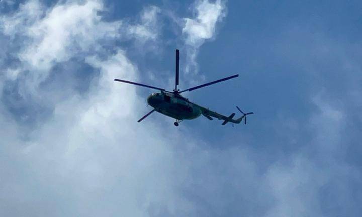 Uno de los helicópteros captados sobrevolando Rosario.