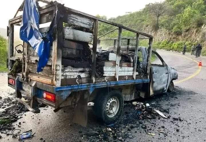 $!Matan al defensor comunitario Lorenzo Santos y a su familia e incendian su camioneta en Oaxaca