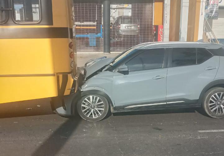 $!Camioneta choca contra autobús escolar en Mazatlán