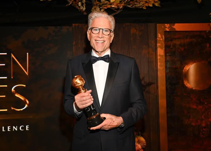 $!Ten Danson, tres veces ganador del Globo de Oro, recibe el Premio Carol Burnett.