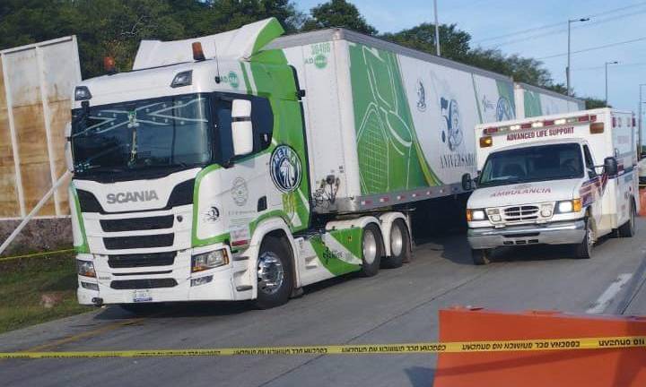 El choque entre dos tráileres deja dos personas muertas y derrame de diésel en la autopista Mazatlán-Culiacán.