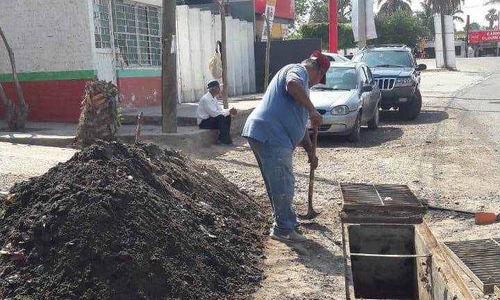 Para prevenir inundaciones, en Guasave limpian alcantarillas y colectores pluviales