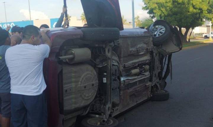 Choca auto contra poste de concreto y termina volcado en la avenida Reforma en Mazatlán