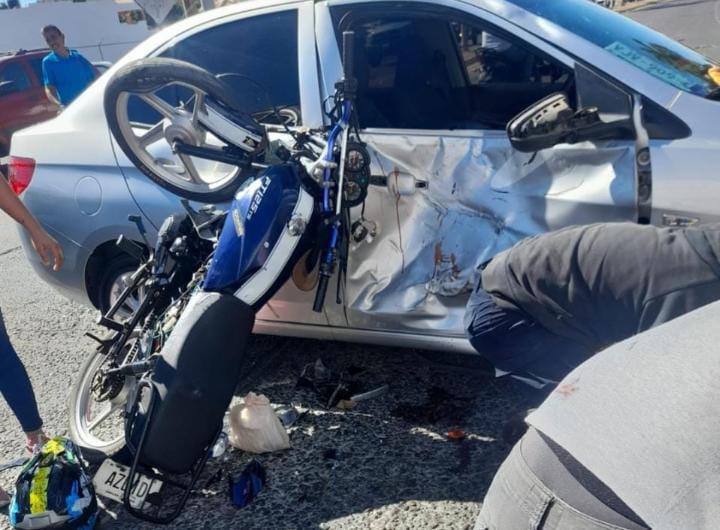 $!Motociclista choca contra automóvil en la Avenida La Marina en Mazatlán