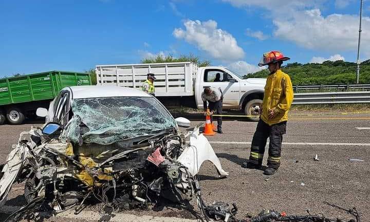 El conductor de un auto falleció tras chocar con el muro de contención en el Libramiento Mazatlán.