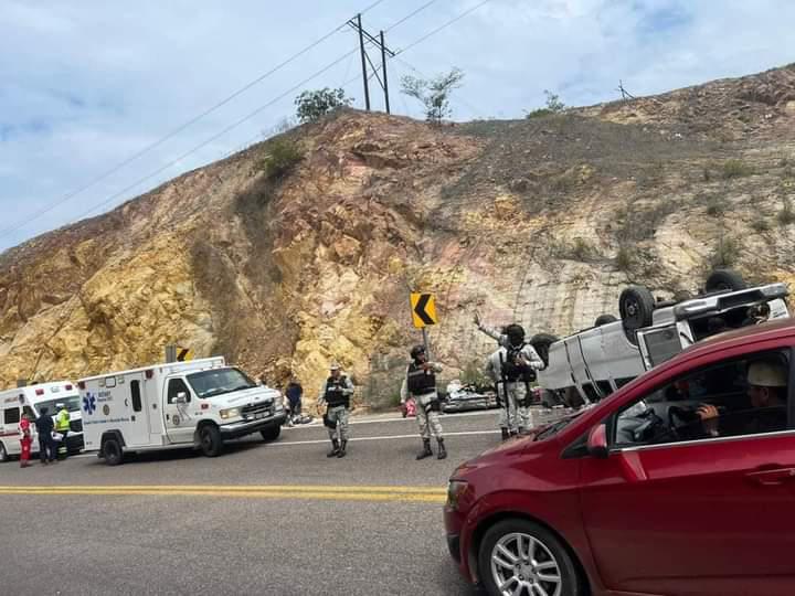 $!Vuelca camioneta con 8 niños y 8 adultos en la Mazatlán-Durango