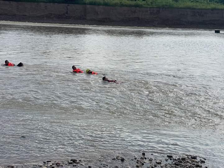 $!Elementos de Protección Civil de Rosario realizan curso de operaciones en el río Baluarte