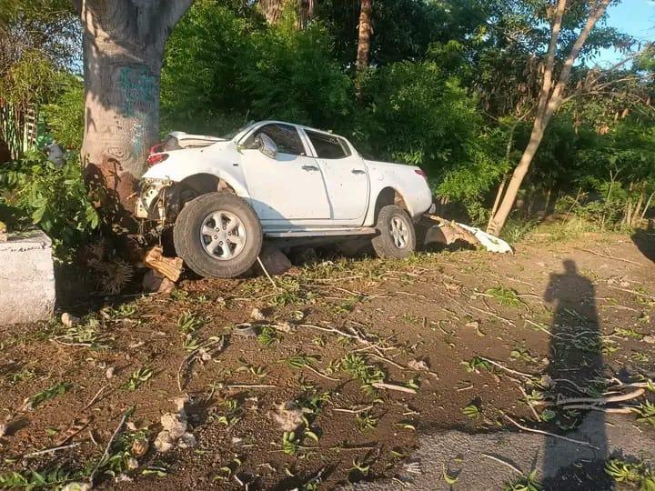 $!Conductor muere tras chocar contra un árbol al sur de Mazatlán