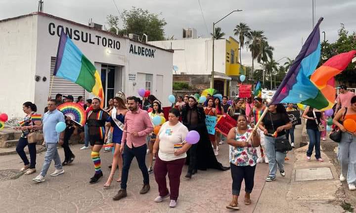 Cientos de personas marcharon con banderas de colores por las calles de Rosario.