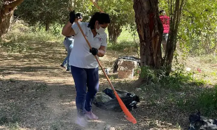 Trabajadores de diversas dependencias le entraron a la limpieza del malecón.