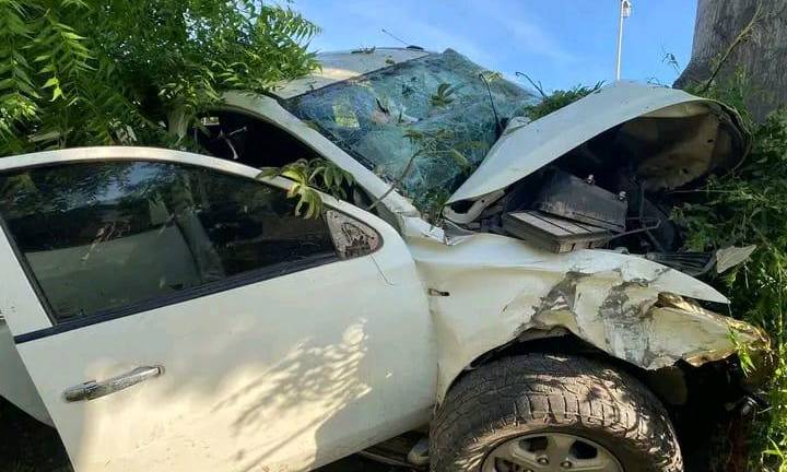 Testigos del accidente ayudaron a sacar al conductor del vehículo accidentado en la carretera Internacional México 15, sin embargo, falleció camino al hospital.