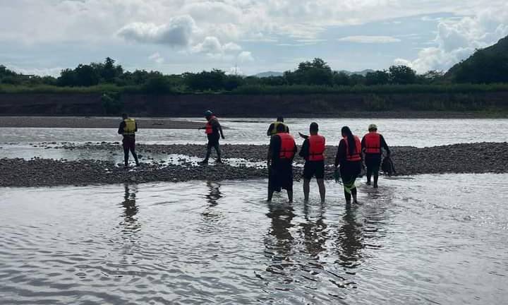 Personal de Protección Civil de Rosario realizan curso en el río Baluarte.