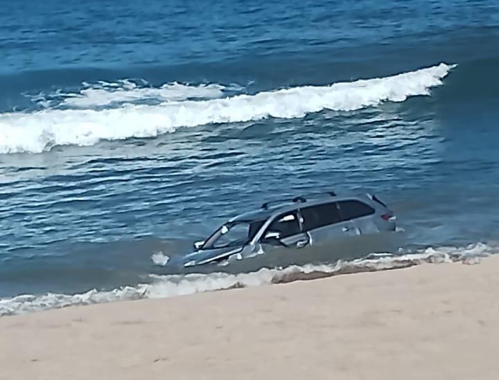 $!Localizan camioneta en la playa Escopama, a la altura de Oceánica, en Mazatlán