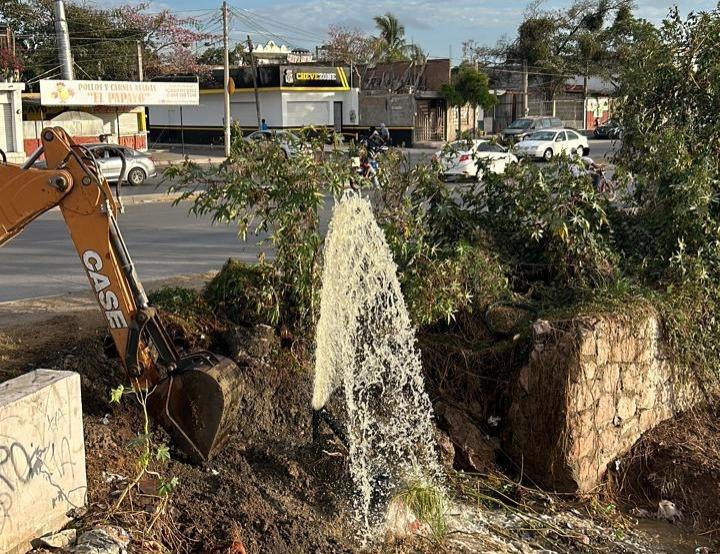 $!Rompen válvula y caen miles de litros de aguas negras al arroyo Jabalines