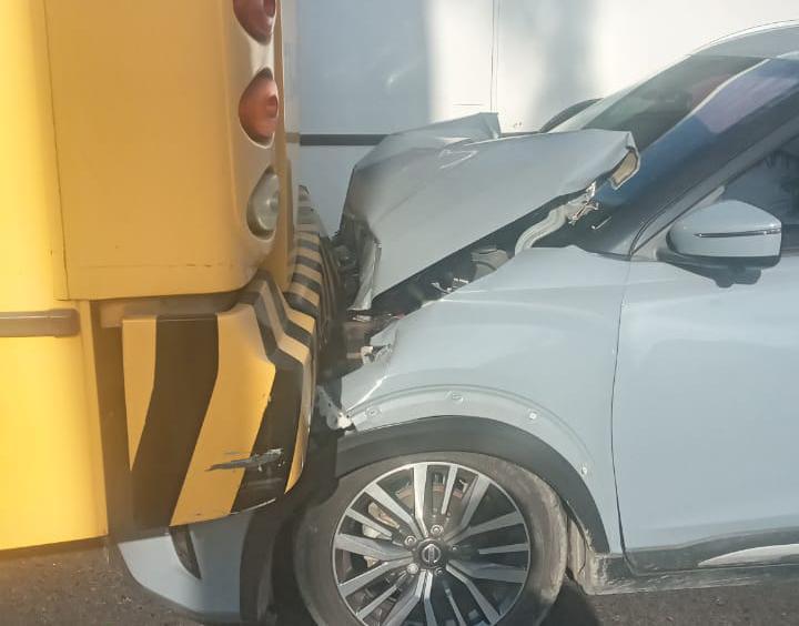 $!Camioneta choca contra autobús escolar en Mazatlán