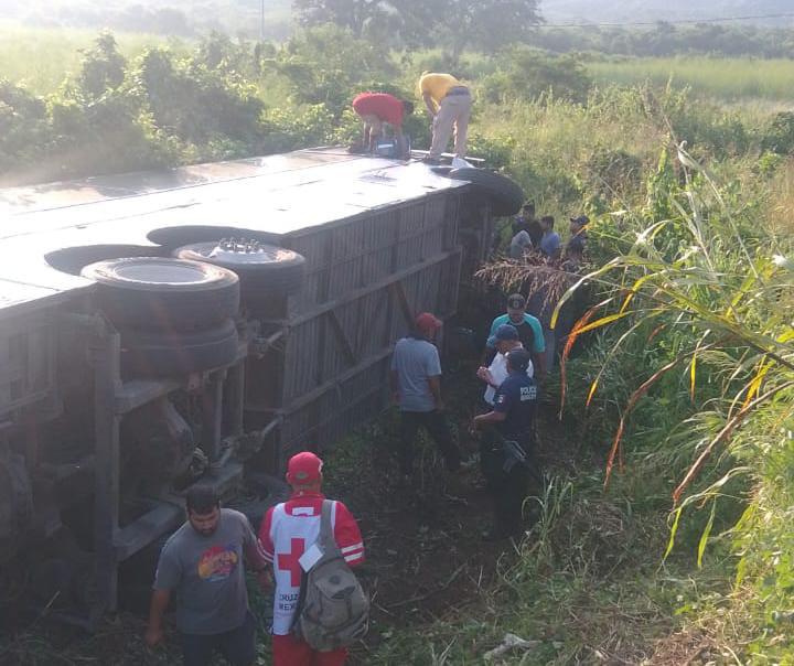 $!Chocan autobús de jornaleros y camioneta de reparto, hay varios heridos, en Rosario