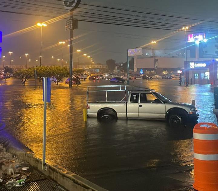 $!Gobierno de Mazatlán atiende 45 reportes derivados de las lluvias registradas el jueves