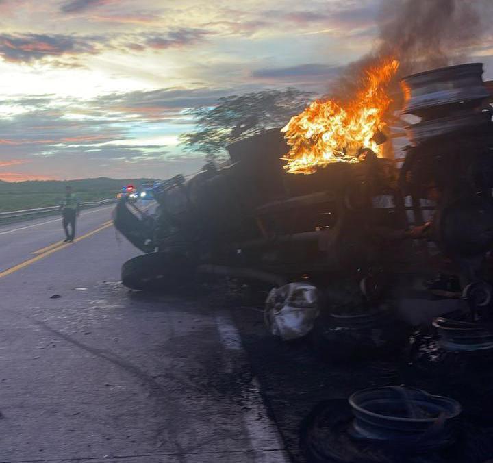 $!Tráiler vuelca y se incendia a la altura del puente del río Baluarte