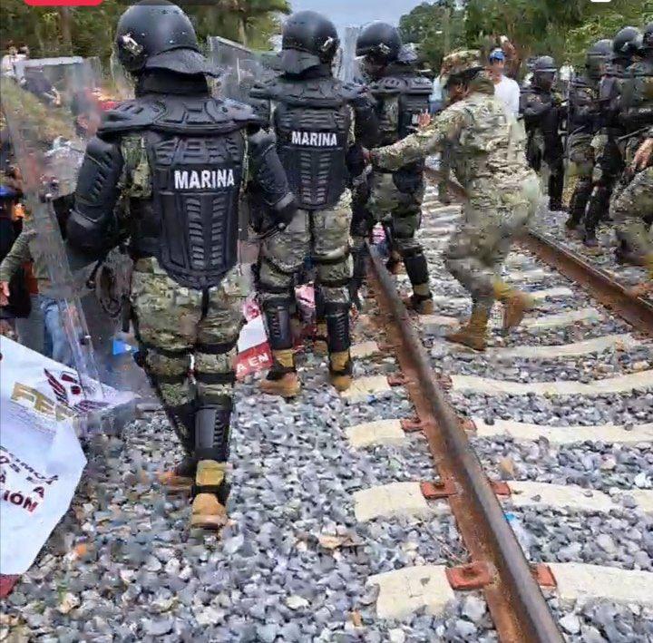 $!Marina desaloja a ferrocarrileros que se manifestaban en el Tren Interoceánico en Matías Romero, Oaxaca